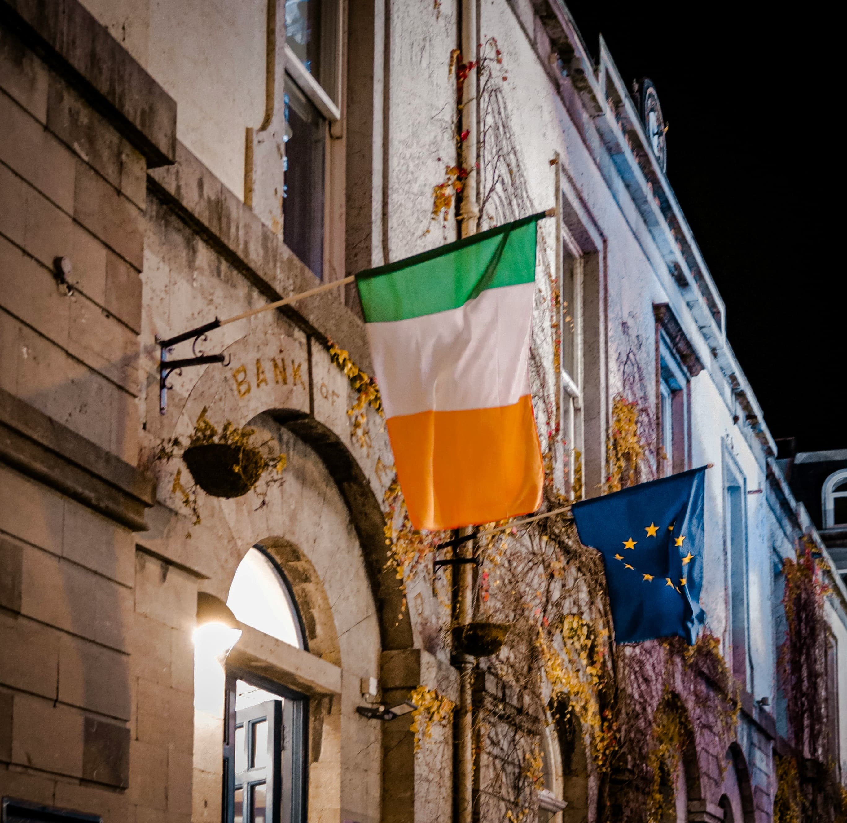 Trois flèches partant d'un drapeau américain vers Dublin, Luxembourg et New York, chacune perdant une tranche différente en chemin vers un investisseur européen